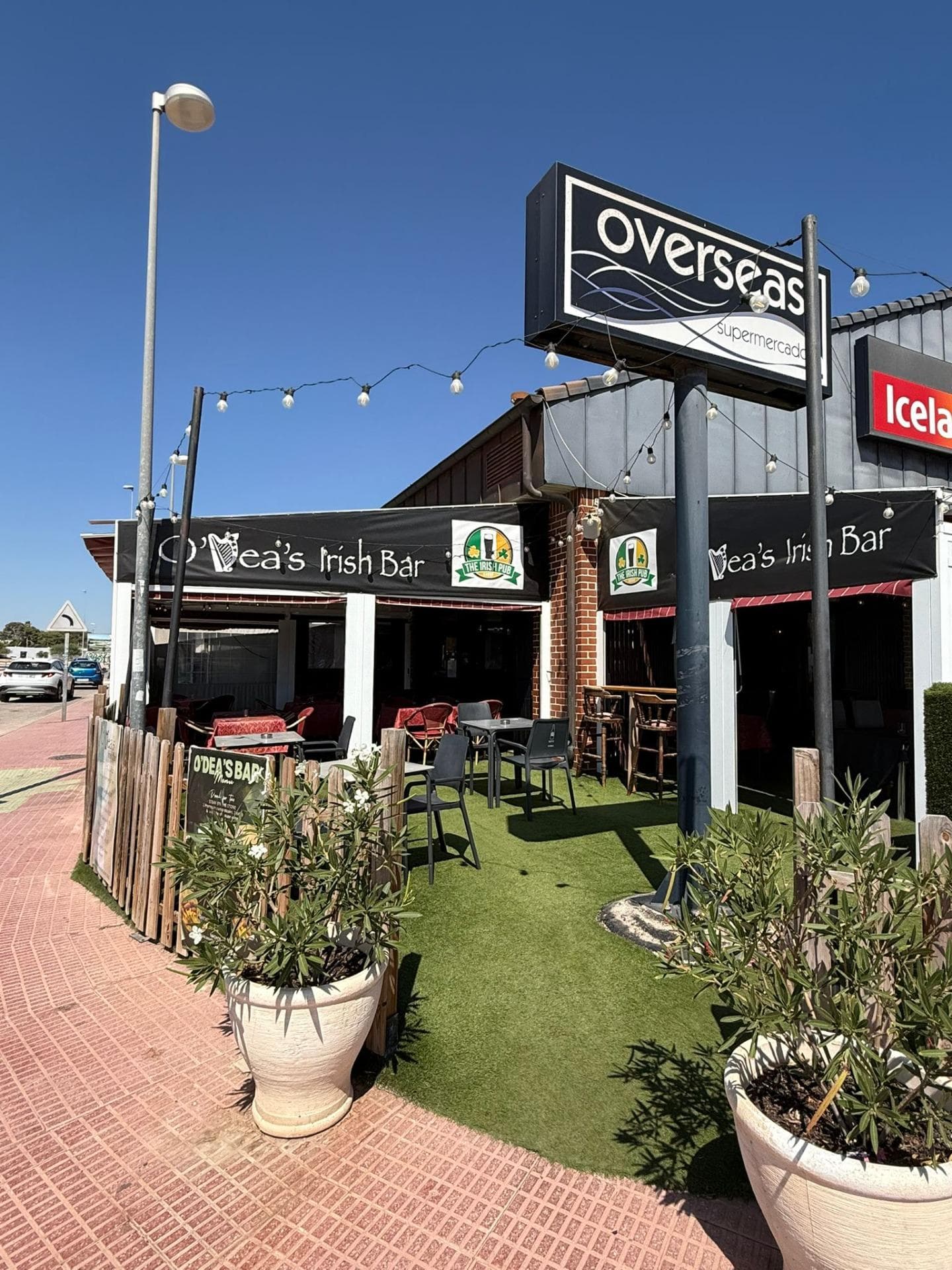 Excellent opportunity to acquire a fully operational, profitable hospitality business in one of the most sought-after areas of Orihuela Costa. Transfer price €130,000, premises rent €800/month and terrace €80/month. Café-Bar license granted, with authorized hours from 6:00 a.m. to 1:30 a.m. and current hours Tuesday to Sunday from 9:00 a.m. to 3:00 p.m. and from 6:00 p.m. to 10:00 p.m. (closed Mondays). Approximate annual turnover of €240,000. Fully operational business with a regular clientele and excellent reputation. Great growth potential by extending hours or adjusting prices. Ideal for industry professionals looking for a profitable, established business. Ready to move in and start working from day one!