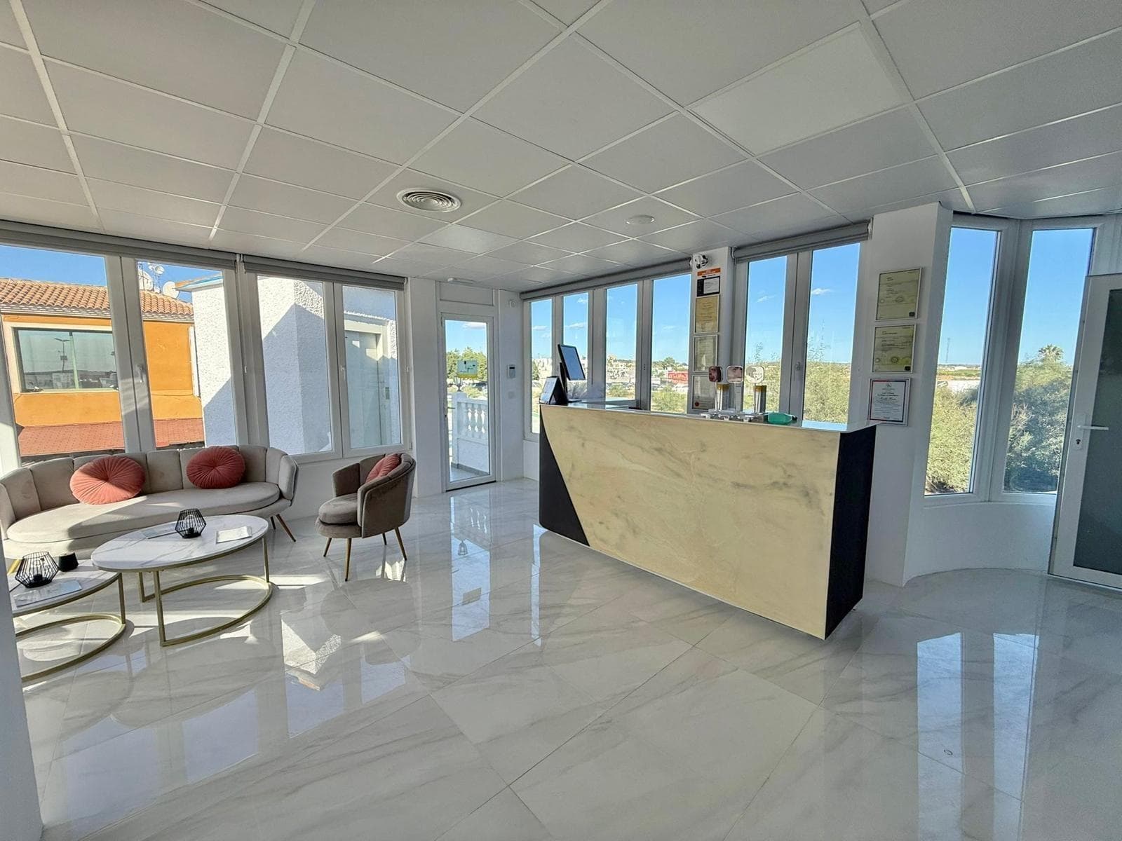 Se alquila clínica equipada en la zona de Ciudad Quesada. Ubicada en un centro de negocios muy cercano al Hotel de Cuatro Estrellas La Laguna. La localización es inmejorable, justo frente al Apartahotel La Laguna y a pocos metros del hotel principal. A lo largo de unos 120 m², la clínica se distribuye en un amplio mostrador de recepción, cinco salas de tratamiento, dos baños, un aseo equipado con dos duchas, una terraza muy amplia de aproximadamente 35 m² con preciosas vistas a la laguna —perfecta como zona de espera al aire libre—, además de vestuario y cocina. El acceso puede realizarse tanto por escalera como por ascensor. La clínica cuenta con cámaras de seguridad, sistema de monitoreo de alarmas y aire acondicionado por conductos con paneles de control en toda la instalación. Se alquila con licencia en vigor y cumpliendo todos los requisitos de accesibilidad para personas con movilidad reducida. La clínica está totalmente amueblada, tanto en la zona de recepción como en las salas de tratamiento. El equipamiento médico no está incluido en el precio del alquiler, pero puede venderse por separado. En caso de interés, puede consultarse la lista de precios del equipamiento disponible. Condiciones económicas: -Precio de alquiler: 3.200 € mensuales. -Importe inicial: 60.000 €, de los cuales 50.000 € son retornables en concepto de depósito o fianza. -No se paga traspaso. -Existe la posibilidad de formalizar contratos de 15 años o más. Para más información o para concertar una visita, contáctenos. Estaremos encantados de atenderle y facilitarle todos los detalles.