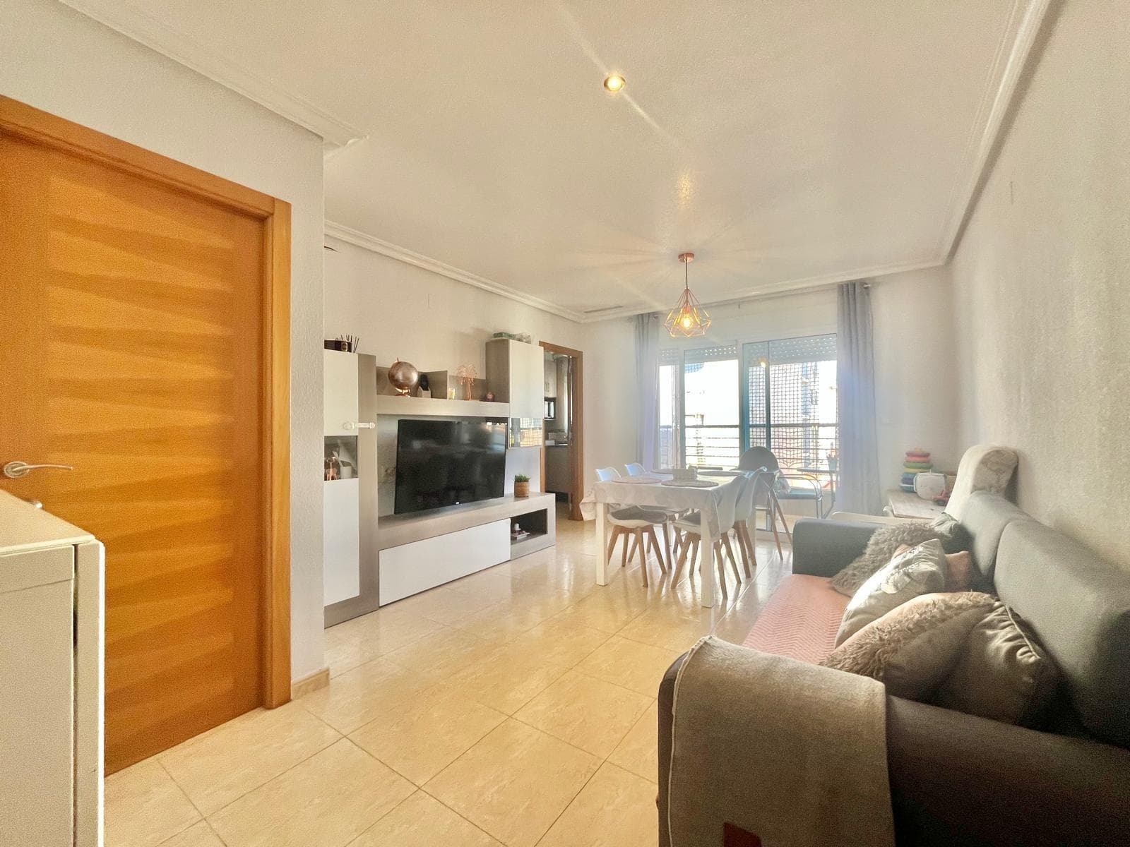 For sale: a fourth-floor apartment in one of the most convenient and sought-after areas of Torrevieja. It is located just 300 meters from the natural sea pools on Paseo Juan Aparicio, an ideal spot to enjoy calm, protected seawater. It is also very close to Playa del Cura, with its lively seaside promenade, and within walking distance of the Hermitage of the Sacred Heart of Jesus, an emblematic landmark in the town center. The property features three bedrooms, one of them very spacious with an en-suite bathroom, and a second bathroom for the remaining rooms. It offers a bright and spacious living room with a small balcony, as well as a separate, well-distributed kitchen. The apartment is equipped with central air conditioning. Please note: the refrigerator, washing machine, dryer, and the bed in the non-main bedroom are not included. An ideal home for year-round living or as a solid investment thanks to its proximity to the sea, comfort, and unbeatable location. Don’t miss this opportunity to live close to everything in the heart of Torrevieja!