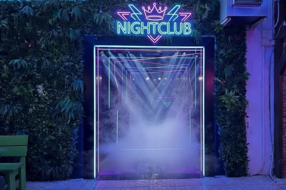 Commercial premises of 160 m² available for rent in the well-known Villamartin Plaza Shopping Centre, located in one of the most vibrant and established areas of Orihuela Costa (Costa Blanca, Spain). Villamartin Plaza is a highly popular leisure and dining destination, renowned for its lively atmosphere, wide range of bars, restaurants, entertainment venues and services. It enjoys constant footfall throughout the day and night, attracting both international residents and tourists all year round. The shopping centre is directly next to the prestigious Villamartin Golf Course, an 18-hole golf resort that brings a steady flow of visitors, golfers and high-profile clientele, making this location especially attractive for leisure and hospitality businesses. This unit is particularly suitable for pub, nightclub, entertainment venue or offices, thanks to its size, strategic position and strong commercial surroundings. 📐 Property Details Total area: 160 m² Location: Villamartin Plaza Shopping Centre, Orihuela Costa Ideal uses: Pub, nightclub, leisure business, offices High visibility and strong pedestrian traffic Immediate proximity to Villamartin Golf Course 💶 Rental Conditions Monthly rent: €3,200 Refundable deposit: €6,400 Real estate agency fee: €6,400 🔄 Additional Options ✅ Option to deliver with a nightclub renovation project: Possibility to acquire the unit with an approved nightclub renovation project, with an investment of €315,000, of which €300,000 is refundable. ✅ Long-term lease available: Opportunity to sign long-term contracts exceeding 10 years, offering stability and security for long-term business projects or investments. 🎯 Business Opportunity An excellent opportunity to establish a high-potential commercial or leisure business in one of the most popular commercial and entertainment hubs of the Costa Blanca, benefiting from a prime location next to a major golf resort and surrounded by an international community.