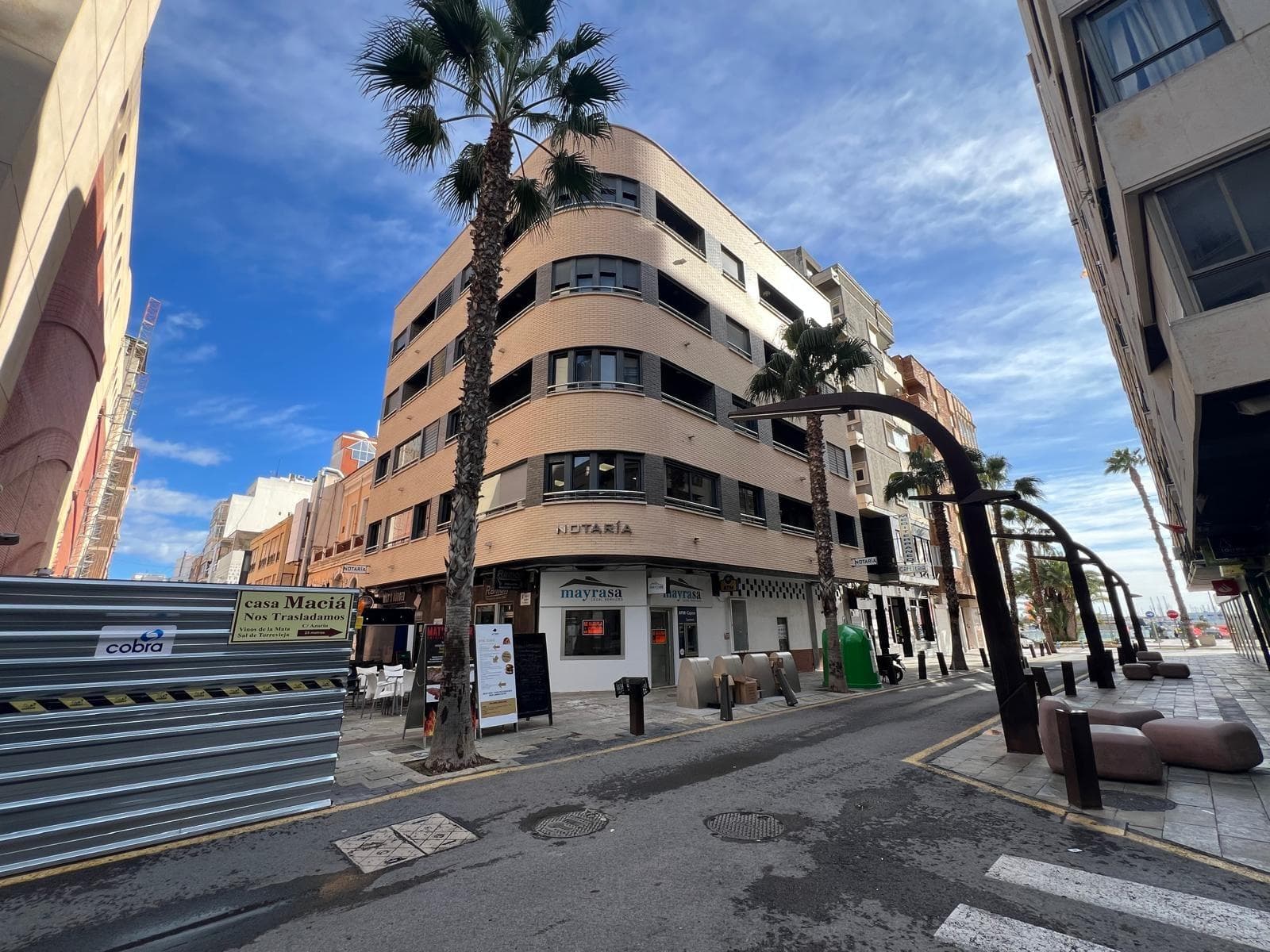 Exclusive property located on the second floor with lift, right in the very centre of Torrevieja, in one of the city’s most sought-after and high-potential areas. The property offers 84 m² built and 79 m² usable space, featuring a west-facing balcony with open views of the sea and the port, a rare and highly valuable feature in the town centre. It is currently presented as an open-plan space, allowing for a flexible layout of two or three bedrooms. The property is already prepared with water and electricity connections, giving the future owner the unique opportunity to design and create a completely new home tailored to their own taste and lifestyle. The building benefits from a lift with direct access to the apartment door, providing a high level of comfort, privacy and exclusivity. The entrance hall features a beautifully decorated marble lobby, reflecting the quality and prestige of the building. Located on the same sidewalk as the future redevelopment of Torrevieja Port and the new Central Market building, two of the most important urban projects in the city, this property offers excellent potential for future value appreciation. An ideal option as a primary residence, second home or high-yield investment.