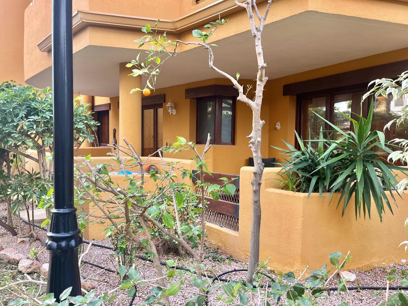 🏡 Mediterranean living just a few minutes’ walk from the beach – Panorama Park, Punta Prima (Torrevieja) Discover this charming ground-floor bungalow located in the prestigious Panorama Park residential complex, one of the most sought-after communities in Punta Prima thanks to its tropical gardens, communal swimming pools, security and excellent location close to the sea and all amenities. A peaceful and exclusive environment just a few minutes’ walk from the beach and the seafront promenade. The property is in good condition and features the characteristic Mediterranean style of the residential complex. It offers two spacious bedrooms, one of them with a suited bathroom, along with a bright and comfortable living room with an open-plan kitchen and breakfast bar connected to the lounge, creating a practical and welcoming living space. The home includes central air conditioning and a large private terrace, perfect for enjoying the Mediterranean climate all year round, outdoor dining or relaxing moments. It also comes with a private underground parking space with direct access to the property, ensuring maximum convenience and security. Panorama Park is known for its well-maintained green areas, beautiful communal pools and relaxing atmosphere. Punta Prima is a well-established coastal area highly demanded both for permanent living and holiday homes, offering restaurants, supermarkets, shopping areas and excellent connections to Torrevieja and Orihuela Costa.