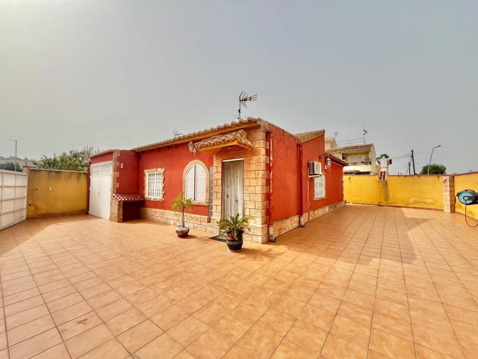 Detached Villa with Large Private Plot in Los Balcones – Torrevieja Detached villa for sale in one of the most peaceful and sought-after residential areas, known for its privileged surroundings, close proximity to the salt lakes, and excellent access to all amenities. The property sits on a generous 300 m² plot, fully paved and surrounded by high perimeter walls that ensure complete privacy, ideal for enjoying the Mediterranean climate all year round. The property features: Very spacious garage with capacity for several vehicles, plus additional storage space. Two large bedrooms, bright and well distributed. Spacious living room, perfect for family gatherings or relaxing moments. Independent kitchen, practical and well ventilated. Full bathroom with hydromassage shower, designed for maximum comfort. Located within a residential complex with communal swimming pool, ideal for enjoying the summer in a well-maintained and friendly environment. The property is also equipped with split air conditioning in the living room, ensuring comfort in both summer and winter. An excellent opportunity to live or invest in one of the best areas of the Costa Blanca.