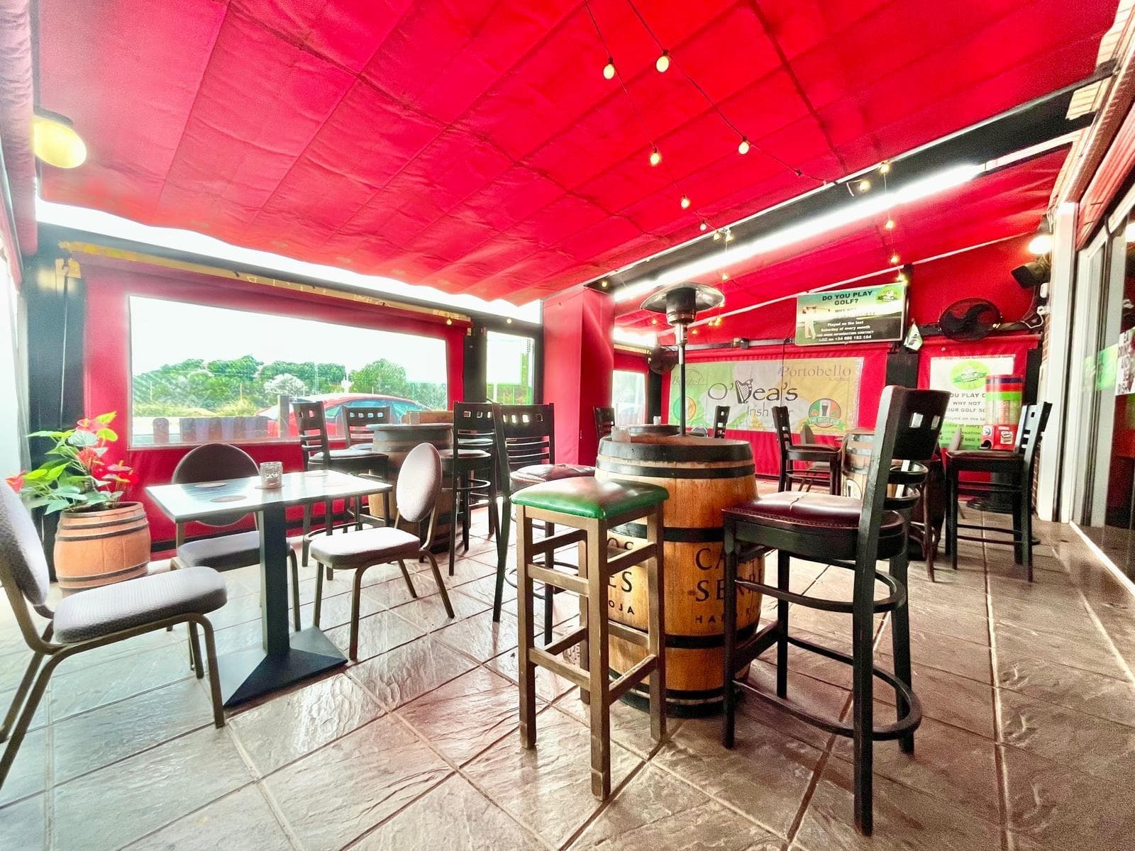 Bar for transfer fully equipped with terrace in commercial area – €95,000 Bar business for transfer, fully equipped and currently operating, located in a good commercial area with high foot traffic. The premises have a total area of 69 m², distributed into a main bar area, storage room, and 2 restrooms (men and women). It also features a terrace, increasing both capacity and customer appeal. The business is ready to operate from day one, with all equipment included and licenses in place. Total area: 69 m² Terrace Storage room 2 restrooms Fully equipped Licenses up to date Conditions: 💰 Transfer price: €95,000 📅 Monthly rent: €815 Located in a well-established commercial area, ideal to continue the current activity or develop a new concept. Great opportunity for hospitality entrepreneurs.