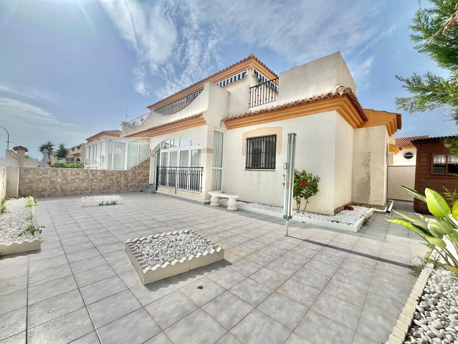 Corner quad bungalow with solarium in Playa Flamenca, Orihuela Costa Great opportunity to acquire this corner quad bungalow in the highly sought-after area of Playa Flamenca, ideal as a permanent home, holiday property, or investment. The property offers 3 bedrooms with fitted wardrobes and 1 bathroom, distributed across approximately 80 m² built, with a practical layout and bright living spaces. The living room features a fireplace, creating a cosy atmosphere all year round. The outdoor areas are a key highlight: Corner plot with private garden Spacious terrace with room to park a vehicle and gated access 10 m² balcony Private solarium, perfect for enjoying the sun and Mediterranean lifestyle Additional features include: Separate utility/laundry room Security grilles Access to a communal swimming pool The property is sold unfurnished, giving you the opportunity to personalise it to your taste. Located in a highly desirable area, Playa Flamenca is known for its international atmosphere, year-round amenities, and proximity to some of the best beaches in Orihuela Costa, including Cala Mosca, Playa Flamenca beach, and La Zenia beach. It is also just minutes from the popular La Zenia Boulevard, offering a wide range of shops, restaurants, and leisure options. A property with great potential in a prime location on the Costa Blanca.