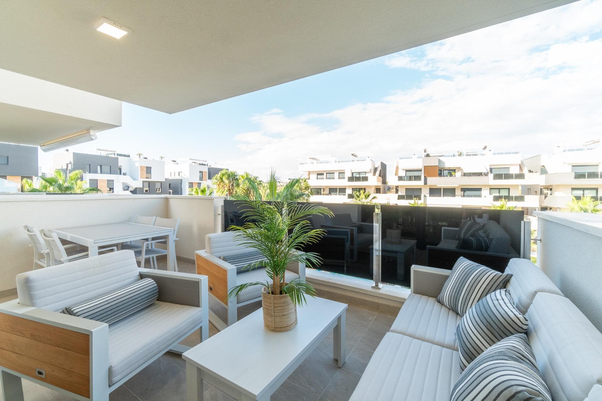 Velkommen til ditt nye hjem i det eksklusive boligkomplekset Amanecer IX i Orihuela Costa! Denne imponerende luksusleiligheten bygget i 2024, tilbyr en enestående livsstil i et privilegert miljø. Med et areal på 80 m² er denne plassen designet for å maksimere komfort og funksjonalitet. Når du kommer inn, vil du bli møtt av en lys og innbydende atmosfære, takket være dens øst/vest-orientering som lar naturlig lys oversvømme hvert hjørne. Leiligheten i andre etasje av bygningen har 2 store doble soverom, perfekt for hvile og avslapning, og 2 elegante bad, hvorav det ene har eget bad, som tilfører et snev av raffinement. Kjøkkenet, fullt utstyrt med finish av høy kvalitet, er en drøm for matelskere, og integreres perfekt med stuen, og skaper et ideelt sted å dele øyeblikk med familie og venner. Fra stuen har du tilgang til en sjarmerende terrasse på 14 m², hvor du kan nyte uhindret utsikt og middelhavsklimaet. Denne leiligheten inkluderer også en rekke eksepsjonelle fasiliteter: klimaanlegg med Airzone-system for personlig komfort, innebygde garderober som optimerer plass, og en ekstra 5 m² bod på garasjegulvet for ekstra lagring. I tillegg garanterer tilgang for bevegelseshemmede og heisen komforten til alle beboere. Nyt fellesskapets fasiliteter, inkludert et forfriskende svømmebasseng, treningsstudio, boblebad og badstue, perfekt for å slappe av og holde deg aktiv. Beliggenheten er uslåelig, kun 4000 m fra stranden og omgitt av tjenester som kjøpesentre (ALDI supermarked 10 minutters gange), leger, skoler og parker, noe som gjør det til et ideelt sted å bo. Med en garasje inkludert og tilgang til barneområder (i samme boligkompleks), er denne leiligheten perfekt for familier og de som leter etter en aktiv og komfortabel livsstil. Ikke gå glipp av muligheten til å bo i denne fantastiske leiligheten i Orihuela Costa! Kontakt oss for mer informasjon og for å avtale et besøk. Ditt nye hjem venter på deg!