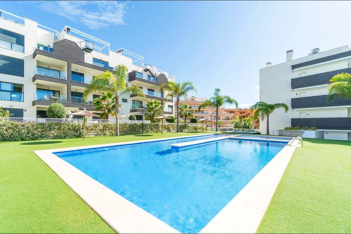 ¡Descubre tu nuevo hogar en el exclusivo residencial Valentino Golf 2 en Villamartín! Este encantador apartamento de 59 m² es el refugio perfecto que has estado buscando. Con 2 amplias habitaciones dobles y 2 baños, este espacio está diseñado para ofrecerte comodidad y estilo desde el primer momento. Imagina disfrutar de tu café matutino en la soleada terraza de 15 m², con una orientación sureste que te regala luz natural durante todo el día. La cocina americana, completamente equipada, te invita a explorar tu talento culinario, mientras que el aire acondicionado y los armarios empotrados añaden un toque de funcionalidad y confort. Pero eso no es todo. Este apartamento en segunda planta está listo para entrar a vivir, amueblado con gusto y con una distribución que maximiza la luminosidad. Las zonas comunes son un verdadero paraíso: relájate en una de las 2 piscinas comunitarias, disfruta del jacuzzi, mantente en forma en el área de fitness o diviértete en la pista de petanca y la zona infantil. Ubicado a solo 4600 m de la playa, tendrás la costa a un paso, así como una variedad de servicios a tu alrededor: autobuses, supermercados (Mercadona, Dialprix, etc.), centros comerciales (La Zenia Boulevard), parques y, por supuesto, el hermoso campo de golf de Villamartín a pocos minutos andando. Las vistas despejadas y la tranquilidad del entorno te harán sentir en un verdadero oasis. Además, contarás con parking comunitario subterráneo y acceso para personas con movilidad reducida, asegurando que este hogar sea accesible para todos. ¡No dejes pasar la oportunidad de vivir en este maravilloso apartamento! ¡Ven a verlo y enamórate de tu nuevo hogar!
