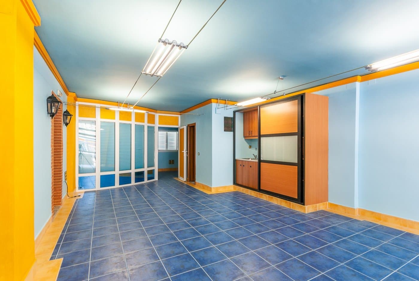 In the La Regia Urbanization, in a commercial area surrounded by bars, restaurants, shops of various kinds and with constant passage of vehicles and people, is this 108 m2 commercial premises.  It consists of a large glazed display window, a first area on one level and above it, the rear part with an office division and a bathroom.  The premises are in perfect condition and could be perfect for displaying material, a store, an office or any other business.  It is worth a visit.