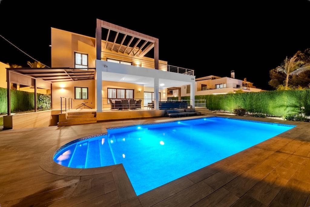 Cabo Roig – Exclusive Luxury Villa Just 300 Meters from the Sea. . Spectacular detached villa located in one of the most prestigious areas of the Costa Blanca, set on a spacious 1,095 m² plot with 477 m² of built living space, designed to offer maximum comfort and style.. . The property features 5 spacious bedrooms, 5 full bathrooms, and 2 guest toilets, a stylish living-dining room, fully equipped kitchen with pantry, game room, utility room, sauna, and 4 terraces to enjoy the Mediterranean climate all year round.. . Outside, you’ll find an impressive private swimming pool (10x5 meters), barbecue area, and a beautifully maintained garden.. . The home is fully equipped with smart home technology (domotics), air conditioning, and is sold fully furnished with high-quality furniture.. . Located just 300 meters from the beach, this villa is ideal as a permanent residence or a unique investment opportunity.