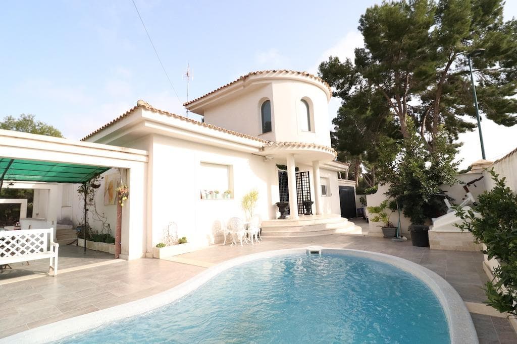 Pinar de Campoverde, independent villa and south orientation with a plot of about 800 m2 and a house on one floor of about 200 m2 that has 3 bedrooms (2 of which en Suite), 3 bathrooms, large independent kitchen with utility room, It has 2 large living rooms with fireplace and air conditioning, 2 large terraces and a large garage for 3 cars, private pool, barbecue area, and a large UNFINISHED basement of about 150 m2, the house is sold UNFURNISHED.