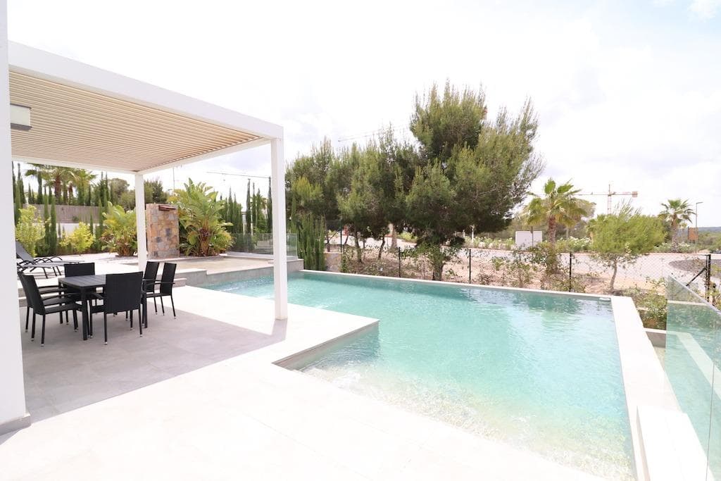 Ubicada en Las Colinas Golf [amp;] Country Club. . . Preciosa villa independiente en esquina orientación sur, con una parcela de 580 m2 y una vivienda en dos alturas de 120 m2.. . La casa tiene 3 dormitorios (1 en la planta baja), 2 baños, 1 aseo, amplio salón comedor con cocina integrada con isla, piscina privada, 3 terrazas ( 2 en la parte de arriba y una grande alrededor de la piscina) y entrada para coche. . . Se vende amueblada y con aire acondicionado. DISPONE DE LICENCIA TURISTICA.