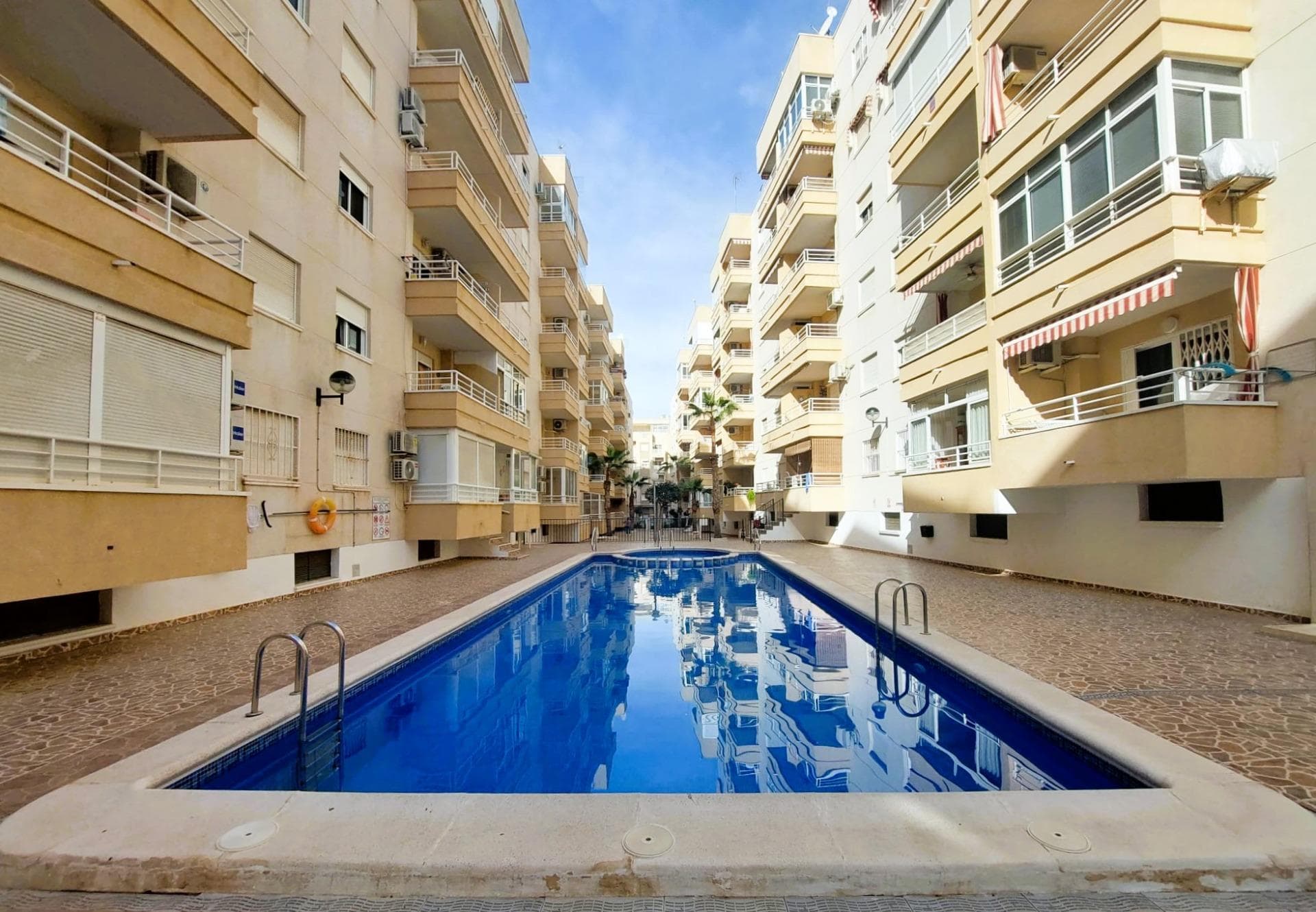 Bright refurbished flat with 2 bedrooms, living-dining room, independent kitchen with utility room and 1 bathroom with shower. It has a large terrace with views to the swimming pool and communal areas of the complex, so it is very quiet.. . It has a spacious underground parking space. . . The flat is in a closed urbanization, with access for people with reduced mobiiity, swimming pool and underground garage.. . In a very central location, close to the bus station and 15 minutes walking distance to the Playa del Cura beach. Surrounded by all necessary services.