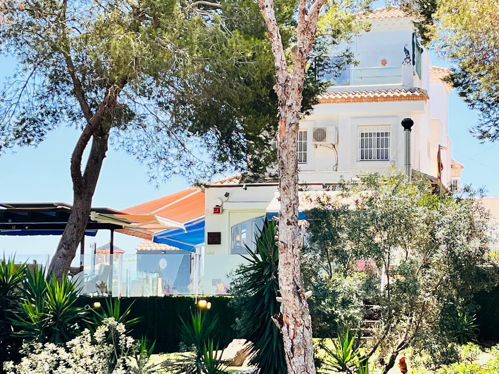 Lomas de Don Juan – Stunning Villa with Views of the Natural Park. . We present this beautiful detached villa located in Lomas de Don Juan, directly facing a protected natural area, offering privacy and unbeatable views. The property sits on a 225 m² plot surrounded by trees, featuring a fantastic private pool, barbecue area, and a traditional wood-fired oven — a true outdoor oasis.. . The house offers 170 m² of built space, distributed over 3 spacious bedrooms and 3 full bathrooms. The bright and airy living-dining room is enhanced by large windows and is seamlessly connected to a modern open-plan kitchen. Upstairs, the solarium with jacuzzi is the perfect spot to relax and enjoy open views of the landscape.. . The basement has been fully insulated and soundproofed, making it an ideal space for a home cinema or game room. The property also includes a private parking space, air conditioning, and is sold completed furnished.. . A unique home that perfectly blends nature, comfort, and Mediterranean style.