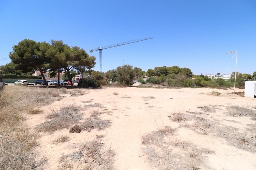 Lomas de Don Juan, corner plot for sale, south facing, total area of ​​1150 m2 urban, priced at €390,000. Ideal for building your own detached house or for a builder, to build up to 3-4 semi-detached houses with a plot, with a buildable volume of 0.8 m3/m2, maximum number of floors 2, maximum height 7m, floor occupancy 25%, setbacks 5m.