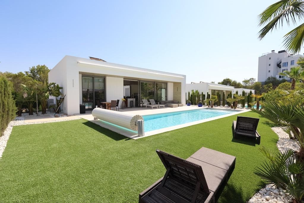 Las Colinas Golf [amp;] Countryclub, luxury Villa Granado II 272 m2 high-end on 2 floors, with a plot of 1000m2, the house has 2 living rooms (one on each floor), 4 bedrooms, 3 bathrooms, 1 toilet, open-plan kitchen, equipped, with island, basement, storage room, smart home with home automation, ducted air conditioning, underfloor heating in bathrooms, outdoor kitchen and lounge, heated pool with automatic roller blinds, views of the pool and the pine forest, parking for 2 cars, the house is sold furnished and has access to the Beach Club on the first line of Campoamor beach. Construction date 2021.