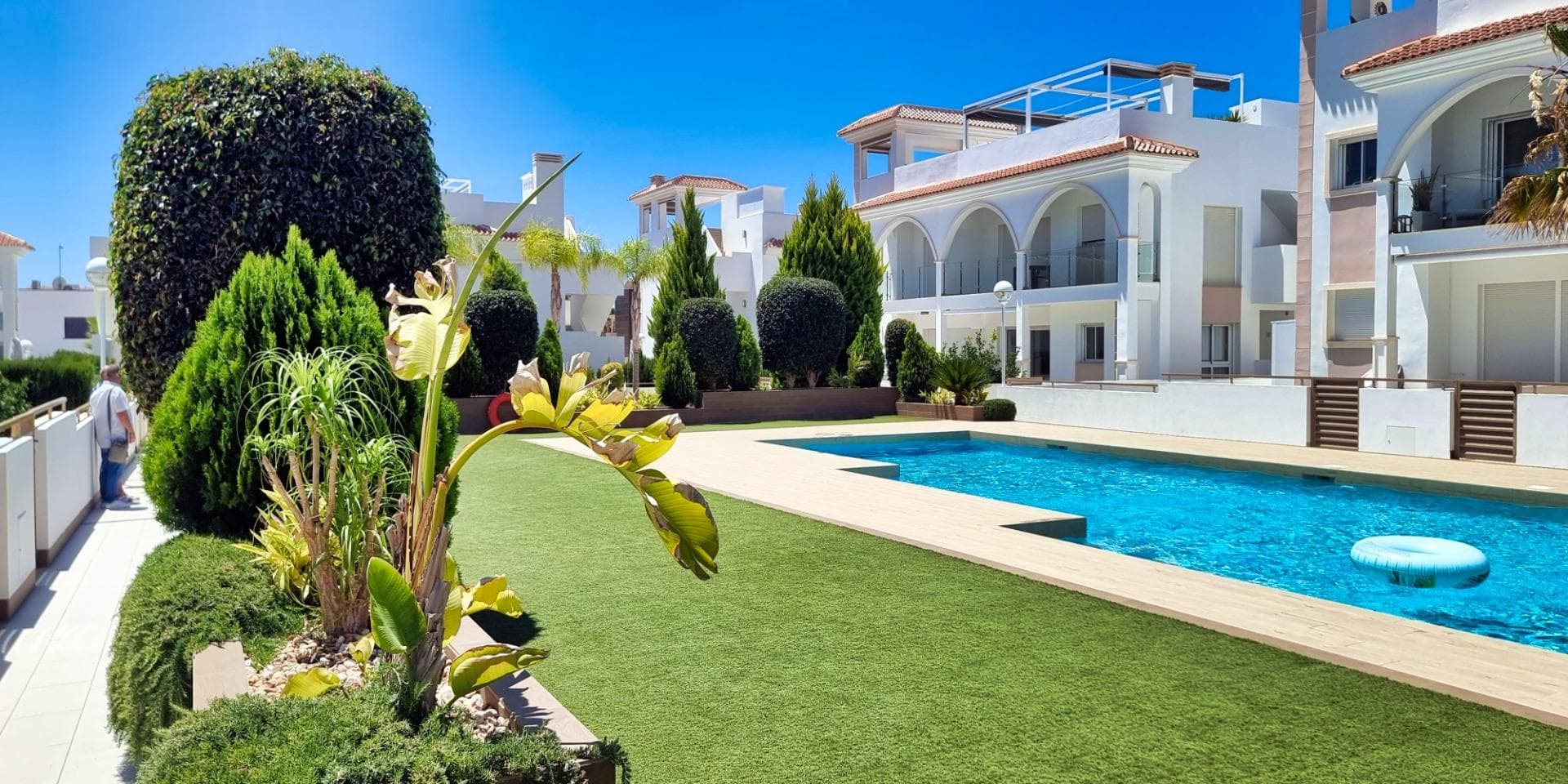 Ciudad Quesada, Doña Pepa, bungalow planta alta de lujo con 2 dormitorios y 2 baños, 80 m2, con solárium (73m2) con vistas a las salinas, cocina americana, salón con chimenea, jacuzzi, cocina de verano, aire acondicionado, trastero, terraza, se vende equipado y amueblado.