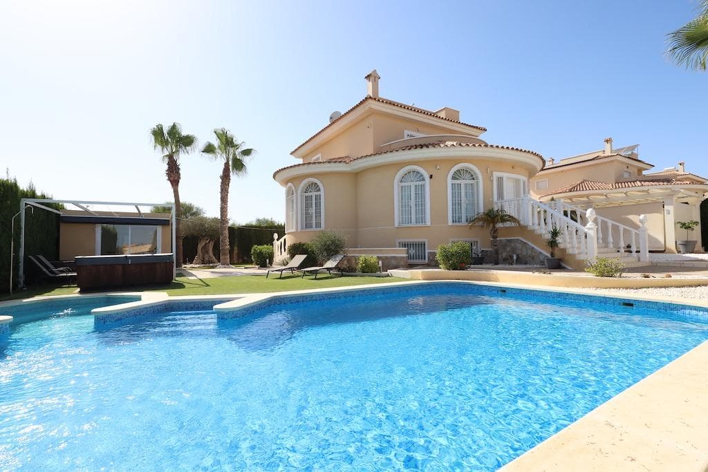 Ciudad Quesada Detached villa model Lucia Especial with a plot of 700 m2 in front of a park with a house on two floors plus basement with an area of 355 m2, with 5 bedrooms and 4 bathrooms, the house is structured in a basement with 145 m2 and has a Turkish bath (Haman), Sauna relaxation area, bathroom, bedroom, cinema area, billiards and table football, the ground floor has 145 m2 and has 2 bedrooms, bathroom, kitchen and large living room with fireplace, the upper floor with 65 m2 has 2 bedrooms, 2 bathrooms, 2 terraces with views of the sea and the lagoons, the house is sold furnished and has a large heated swimming pool, Jacuzzi and barbecue area with outdoor kitchen, also, driveway with pergola.