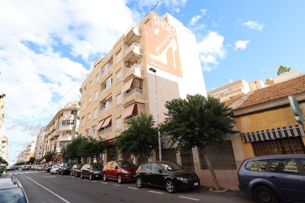 Apartment for sale in Torrevieja, Avenida Villamadrid, a few meters from the beach Bright 65 m² third floor apartment for sale in an excellent location in Torrevieja, on Avenida Villamadrid. Located just 250 meters from the beach, this apartment offers the convenience of being able to walk to the sea, as well as having a south orientation, which guarantees a sunny home throughout the day. The property has two bedrooms, a large bathroom, separate kitchen, living room and two terraces. One of the terraces has access from the living room and the other from the master bedroom, allowing you to enjoy the outdoors in different areas of the house. From the two terraces you can enjoy side views of the sea. The apartment includes air conditioning, and is sold fully furnished and equipped, ready to move into. In addition, it has an elevator in the building for greater comfort. It also has a garage, located on a back street with easy access and excellent entrance to the parking lot. This apartment is ideal both as a permanent residence or as an investment for holiday rentals, given its proximity to the beach and the services in the area. Don't miss the opportunity to visit it!