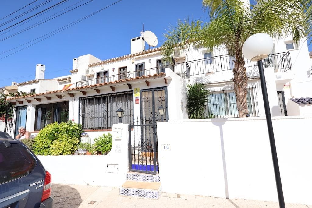 Are you looking for a bright, spacious, and well-located home? This 114 m² semi-detached duplex in Lomas del Golf, Villamartín, is the perfect choice. With a south-facing orientation for natural light all day, this property stands out for its functional design and numerous outdoor spaces.. . Main Features:. . •Area: 114 m².. •Bedrooms: 3, including one on the ground floor, ideal for family or guests.. •Bathrooms: 2, comfortable and well-distributed.. •Spacious living-dining room with direct access to the terrace.. •Open-plan kitchen fully equipped.. •Terrace on the upper floor and a solarium with a pergola, perfect for enjoying sea views.. •Private backyard with ample space to install a pool.. •Air conditioning throughout for optimal comfort.. . Lomas del Golf Community:. . The community offers several communal pools and is close to all amenities. Ideal for both permanent residence and vacations.. . This house for sale in Villamartín comes fully furnished. Move-in ready!.