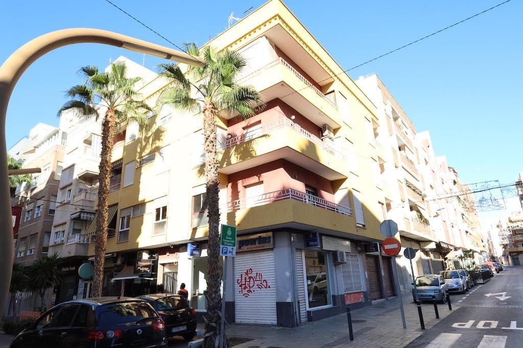 Torrevieja, central apartment on Caballero de Rodas street next to the Town Hall, 3rd floor apartment WITHOUT elevator, very sunny 90 m2 apartment with 3 bedrooms, bathroom, large living room, large independent kitchen, the apartment is sold furnished, it has a large storage room of about 8 m2 in the community solarium.