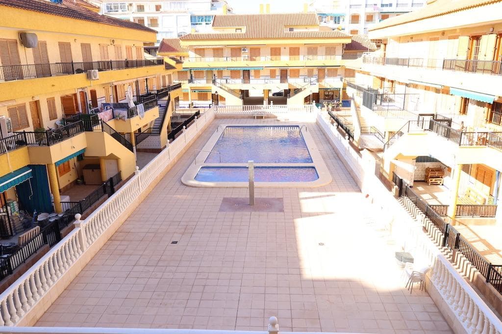 La Mata, Torrevieja, Residencial Viña Mar I, just 150 meters from the beach, studio in front of the communal pool and west facing, 2nd floor apartment with elevator of 38 m2, living room, kitchen, bathroom and glazed terrace, the apartment is sold furnished.