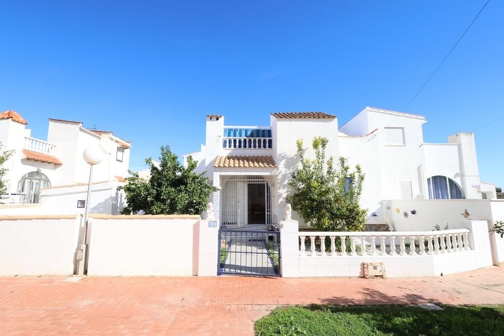 Impresionante Quad en Playa Flamenca - 67 m², Orientación Sur y Solarium de 35 m². . Descubre este acogedor quad de 67 m² en Playa Flamenca, perfectamente orientado al sur, lo que garantiza abundante luz natural durante todo el día. La propiedad se distribuye en una sola planta, con un amplio solarium de 35 m², ideal para disfrutar del buen tiempo y las vistas. . . Características principales:. . - 2 dormitorios, uno en la planta baja y el otro en la planta superior, ofreciendo privacidad y comodidad.. - 2 baños, uno en cada planta, para mayor confort y funcionalidad.. - Espacioso salón-comedor que proporciona un ambiente abierto y luminoso.. - Cocina americana equipada con galería, perfecta para aprovechar al máximo el espacio.. - Terraza acristalada, un lugar ideal para relajarse durante todo el año.. - La propiedad se vende completamente amueblada y cuenta con aire acondicionado, asegurando un hogar listo para entrar a vivir.. . Ubicada a tan solo unos minutos del centro deportivo y el popular Zenia Boulevard, una de las principales zonas comerciales de la región, esta vivienda ofrece una ubicación inmejorable, cerca de todos los servicios y con excelente acceso.