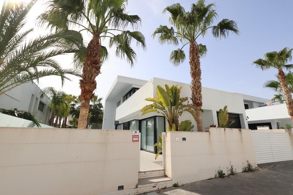 Ciudad Quesada, Residencial Laguna Villas II, comunidad cerrada con villas de diseño, vivienda terminada en el año 2018 con una superficie construida de 191 m2, y una parcela de 400 m2, distribuido en dos plantas, con 3 dormitorios dobles todos en suite con sus vestidores ( 1 de ellos en la planta baja), 3 baños, 1 aseo, cocina independiente con galeria cerrada, amplio salón comedor con amplios ventanales, la vivienda disponde de aire acondiconado central por conductos, piscina privada, garaje cerrado, zona de barbacoa, y se vende totalmente amueblada.