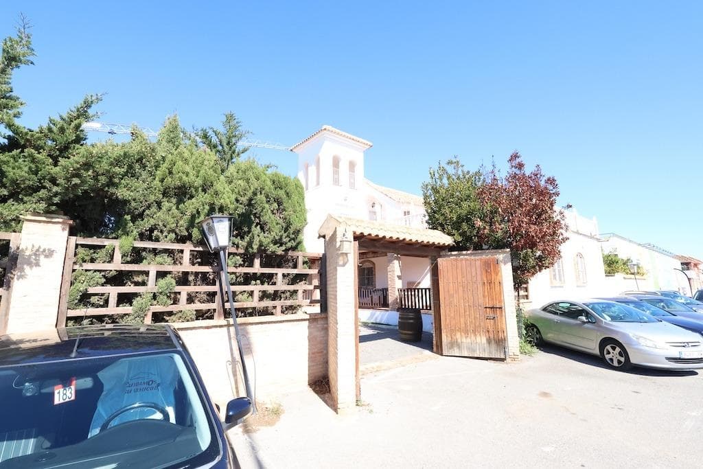 La Zenia con una parcela de 1000 m2 en esquina a dos calles se encuentra esta vivienda con negocio incluido, era un Mesón muy conocido, tiene una construccion total de de 335 m2 divididos en planta baja con una capacidad para mas de 100 comensales baños, cocina equipada, planta primera con 4 dormitorios, 2 baños, cocina grande independiente, amplio salón comedor y 2 terrazas + solarium. en el jardin hay espacio para otros 200 comensales y un parking privado.. . Es ideal por su ubicacion para cualquiler tipo de negocio, hotel etc....