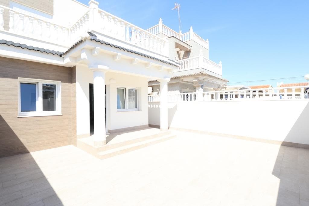 Adosado Reformado en El Chaparral con Vivienda Independiente en Planta Alta. . Presentamos esta fantástica vivienda adosada totalmente reformada y equipada, ubicada en la tranquila zona de El Chaparral, ideal tanto como residencia habitual como inversión para alquiler vacacional o de larga duración.. . La propiedad cuenta con 88 m² construidos, distribuidos en dos plantas con accesos independientes:. . - Planta baja: dispone de 2 dormitorios, 1 baño completo, cocina abierta al salón con zona de lavandería, y un amplio salón-comedor muy luminoso.. - Planta alta: con entrada independiente, ofrece 1 dormitorio, 1 baño, cocina, salón y una gran terraza de 14,5 m², perfecta para disfrutar del sol o recibir invitados con total privacidad.. . Además, la propiedad incluye una zona de aparcamiento privada y un jardín enlosado de aproximadamente 54 m², ideal para disfrutar al aire libre sin mantenimiento.. . Se encuentra muy cerca del nuevo parque y del parque acuático, lo que añade un atractivo extra tanto para vivir como para alquilar.. . La vivienda se vende completamente amueblada, con electrodomésticos incluidos y preinstalación de aire acondicionado..