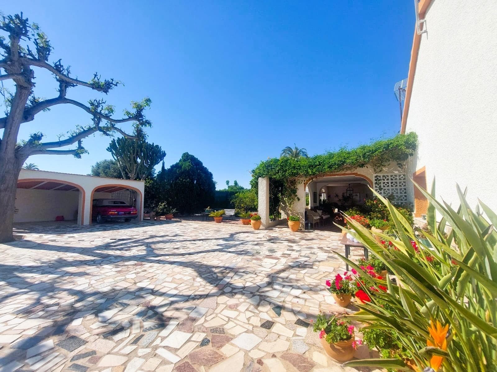 Discover this jewel of traditional Spanish style, a single-storey villa located in a privileged and very quiet area, just 400 metres from the sea. A unique opportunity to acquire a charming property, surrounded by nature and with multiple possibilities.The villa is located on a plot of more than 3.000 m², full of palm trees and fruit trees that create a private, natural and very special environment. It has 5 large bedrooms, 2 complete bathrooms and 1 toilet, a very spacious independent kitchen, as well as a bright and spacious living-dining room ideal for family gatherings or moments of relaxation.One of its great attractions is the beautiful covered terrace, perfect for enjoying the Mediterranean climate all year round. Equipped with barbecue and grill, it becomes the ideal place to share unforgettable meals and dinners outdoors.In addition, the property has an unfinished outbuilding, which offers the possibility of adding up to 4 additional bedrooms and 4 bathrooms, which opens up a range of opportunities for both residential use and tourist exploitation or investment: perfect to be transformed into a charming rural hotel.It has covered parking space for two vehicles and the possibility of extending it.Located in a protected area where building is not allowed, this house guarantees privacy, exclusivity and a unique connection with nature without renouncing to the proximity of the beach.Ideal as a permanent residence, second home or tourist project, this property has all the ingredients to become a safe and valuable investment.Take advantage of this unique opportunity and request a visit to this paradise.