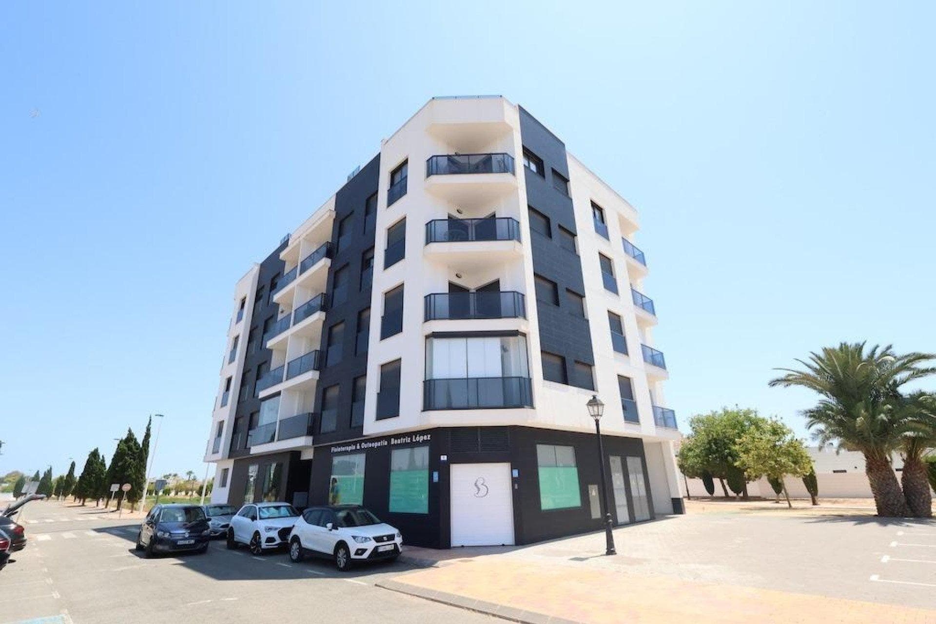 A modern, well-designed apartment fully adapted for wheelchair access – yet perfect for anyone who values comfort, space and convenience in a great location.. . 2 spacious bedrooms with built-in wardrobes. 2 bathrooms, one fully accessible. Kitchen with lowered worktop and open space beneath. Includes dishwasher and washing machine. . 🔹 Bright living room with terrace and open views. Central air conditioning and heating. Fully furnished and equipped exept for personal belongings. 🔹 Shared amenities:. Rooftop pool with sea and landscape views. BBQ area and lounge furniture. Social lounge on the ground floor. Communal parking spaces beside the building. . 📍 Location:. . Just 1 km from the Mar Menor beaches. 5-minute drive to Dos Mares Shopping Center. Private physiotherapy/osteopathy clinic on site