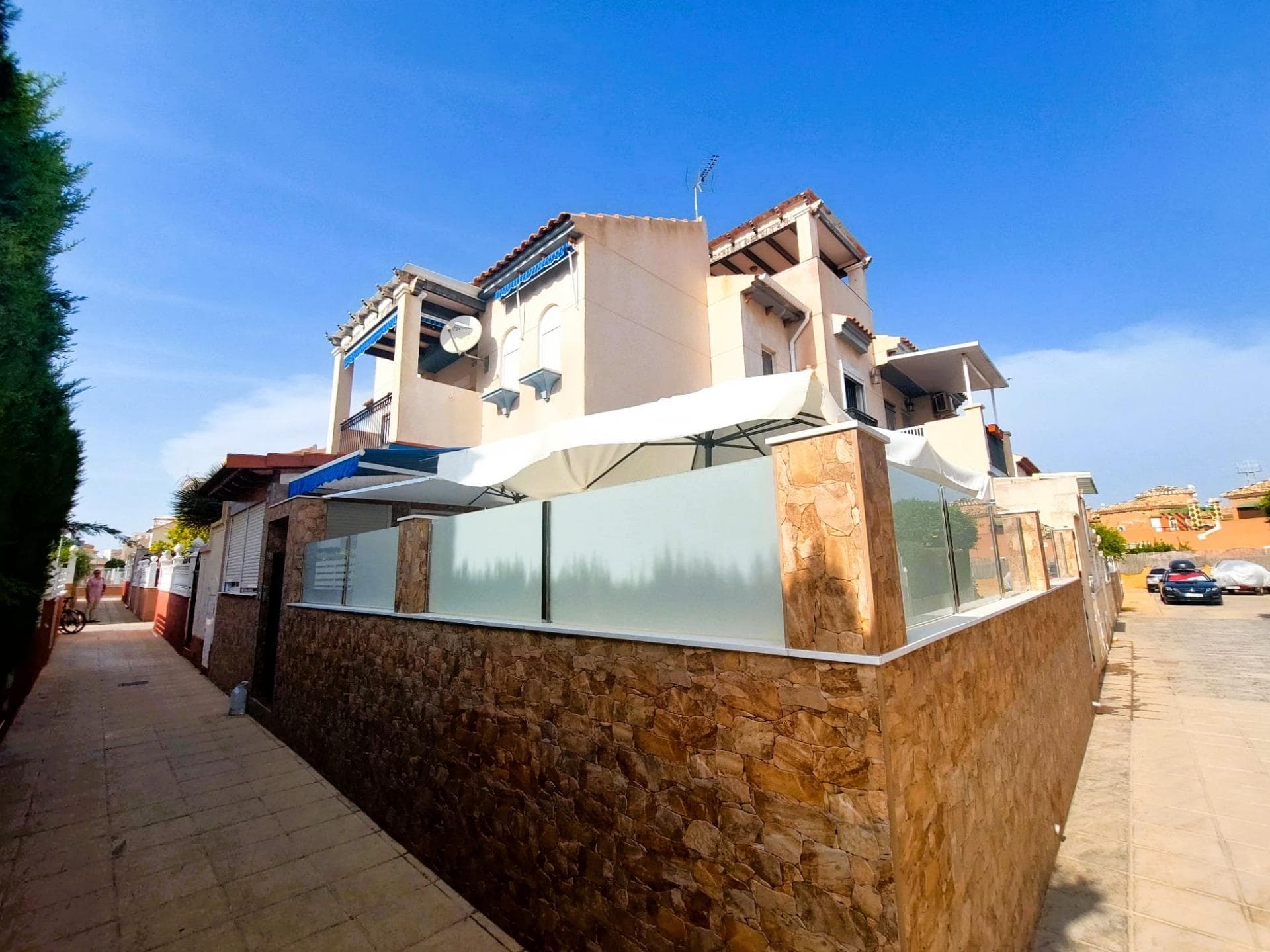 Top floor bungalow, located in the sought-after area of Playa Flamenca.. . With two double bedrooms, a bathroom with a renovated shower, and an open-plan kitchen leading to the bright living-dining room. Enjoy the sun all day long on your south-facing porch, ideal for outdoor breakfasts, and relax on your private solarium with sea views. . . In addition, it has new air conditioning and a new refrigerator, renovated windows and is very well maintained. The property includes a storage space, perfect for storing beach equipment, terrace furniture or anything else you may need (some neighbours have closed it off as a storage room).. . This property offers the perfect space to enjoy your holidays by the sea. . . Located in a well-maintained gated community with a communal swimming pool, gardens and several outdoor parking areas, it offers security, tranquillity and an excellent quality of life.. . All this just a few minutes' drive from the beach, a short walk from the Municipal Sports Centre, and very close to the popular La Zenia Boulevard shopping centre. In addition, supermarkets, bars, restaurants and other services are within walking distance, in a quiet but well-connected residential area.