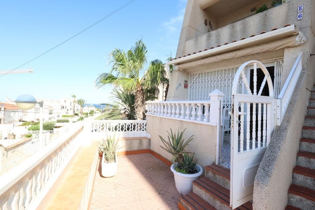 Just 300 meters from the beach, this charming corner apartment is located in the prestigious Lomas Playa IV residential complex, offering unobstructed sea views.. . The 50 m² home comprises a spacious bedroom, a bright living-dining room, a separate kitchen, and a terrace with spectacular panoramic views.. . It is sold fully furnished, equipped with air conditioning, and includes two parking spaces: one closed and one open, something unusual in the area.. . The residential complex has a beautiful communal pool and is surrounded by all amenities, making it ideal for both a holiday home and an investment.