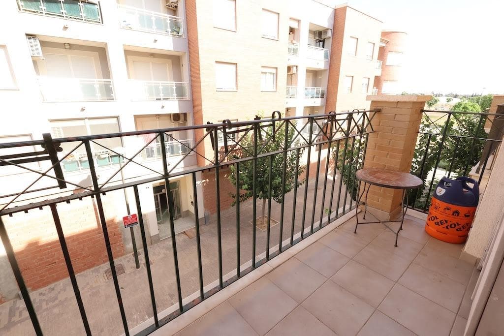 Pilar de la Horadada – Cozy second-floor apartment facing a quiet pedestrian street. The property has 79 m² distributed over 2 spacious bedrooms, 2 full bathrooms, a generously sized separate kitchen, and a bright living-dining room with access to a terrace ideal for enjoying the Mediterranean climate. Sold fully furnished and equipped, it comes with a parking space and is ready to move into.