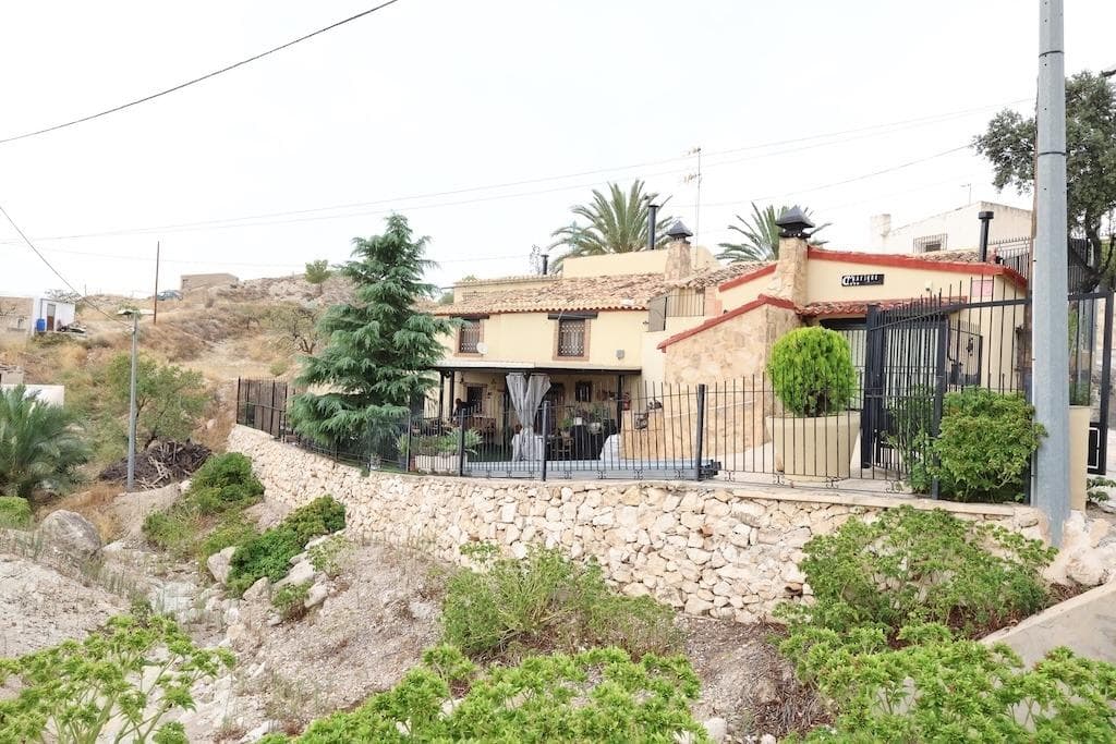 Charming estate in Fortuna (Murcia), next to the La Garapacha natural area. . Located in a privileged natural setting, this 439 m² estate offers a unique 200 m² home, distributed on different levels and partially integrated into the rock, giving it a special character and unique charm.. . The property has 5 bedrooms, 3 bathrooms, 2 living rooms, 2 fully equipped kitchens, and a barbecue area ideal for outdoor gatherings. Enjoy a spacious terrace with stunning mountain views and a pool with a jacuzzi, perfect for relaxing surrounded by nature.. . The estate is sold semi-furnished with air conditioning and has a prior license as a rural house, making it an excellent opportunity for a permanent residence, a second home, or a tourist investment.. . A property with soul, surrounded by nature and tranquility, just a few minutes from Fortuna.