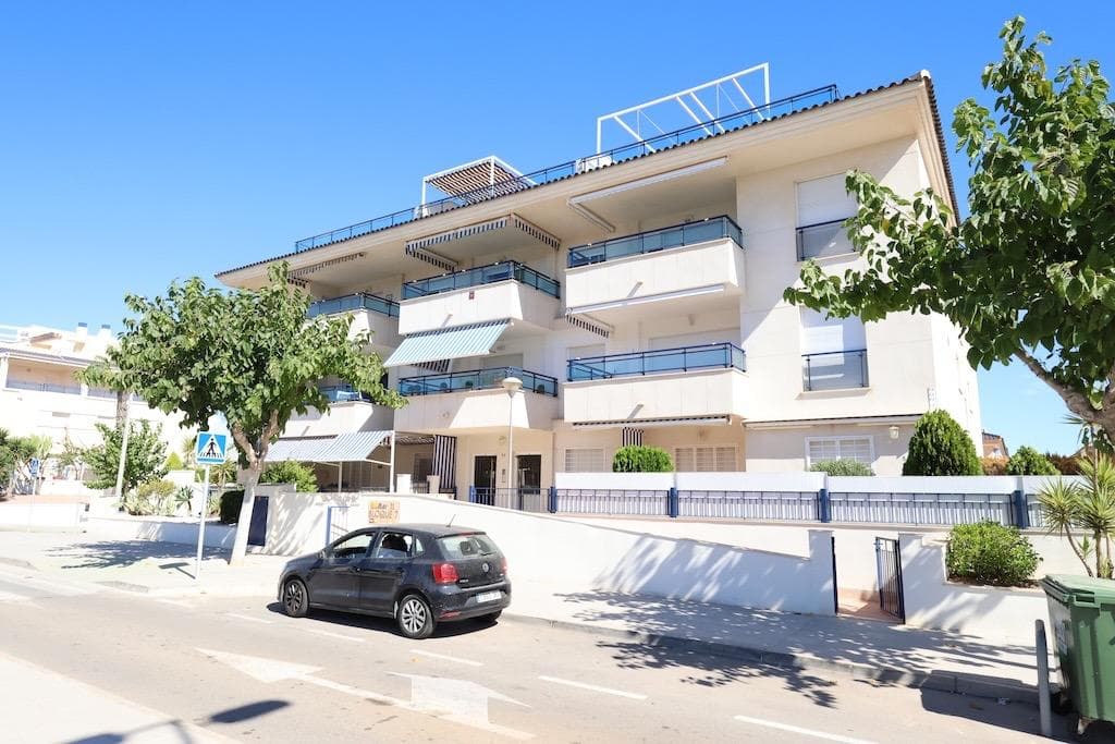 Mil Palmeras – Penthouse with Sea Views Just 150 Meters from the Beach. . Located in the exclusive Río Mar XI residential complex, this bright south-facing penthouse enjoys a privileged location just 150 meters from the sea. The property offers 98 m² distributed across 2 bedrooms, a full bathroom, an open-plan kitchen, and a spacious living-dining area with access to a terrace boasting stunning sea views.. . It includes a spectacular private solarium of 59 m², fully equipped with a barbecue area, shower, storage room, and awnings — perfect for enjoying the Mediterranean climate all year round.. . The property is sold fully furnished with air conditioning, and includes a large parking space and a storage room in the price.. . The residential complex features beautifully landscaped gardens, a children's play area, tennis court, and a stunning communal swimming pool with direct access to the beach.. . An excellent opportunity as a permanent residence, holiday home, or investment in one of the most sought-after areas of the Costa Blanca.