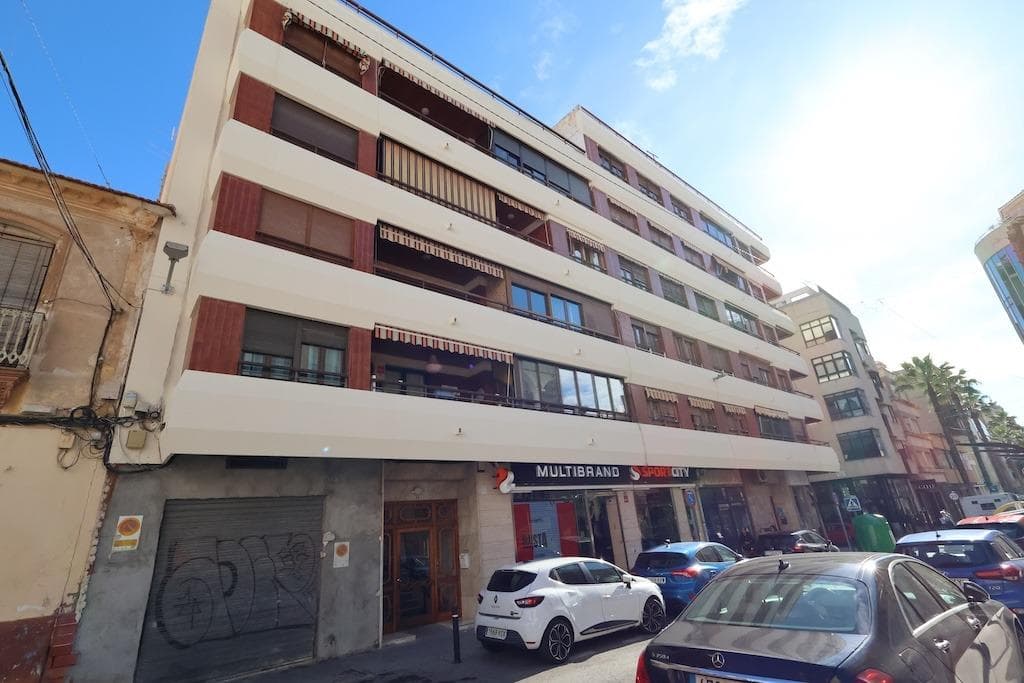 Torrevieja Center – Calle Azorín 3rd-floor south-facing apartment (with elevator). 117 m2, 3 bedrooms, 2 bathrooms, large independent kitchen, living-dining room, and terrace. Sold fully furnished and equipped with AC. Side sea views.. . Optional garage available nearby!