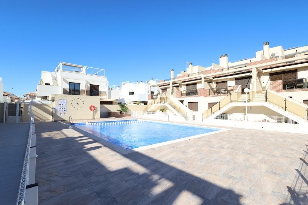 Lomas de Cabo Roig, Ground floor bungalow with a large tiled garden of about 30 m2, 64 m2 house with 2 bedrooms, 2 bathrooms, open kitchen to living room, back patio from which you can access the communal pool, the house is sold furnished and with air conditioning.