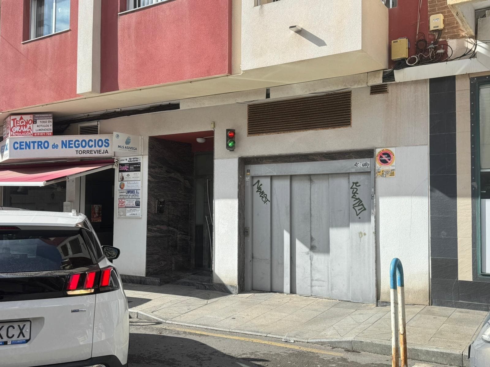 Exclusive investment opportunity in the heart of Torrevieja. Entire floor with 6 parking spaces rented at €80/month (€480/month total) and the possibility of creating 5 storage units.. Strategic location, immediate income, and room for optimization.