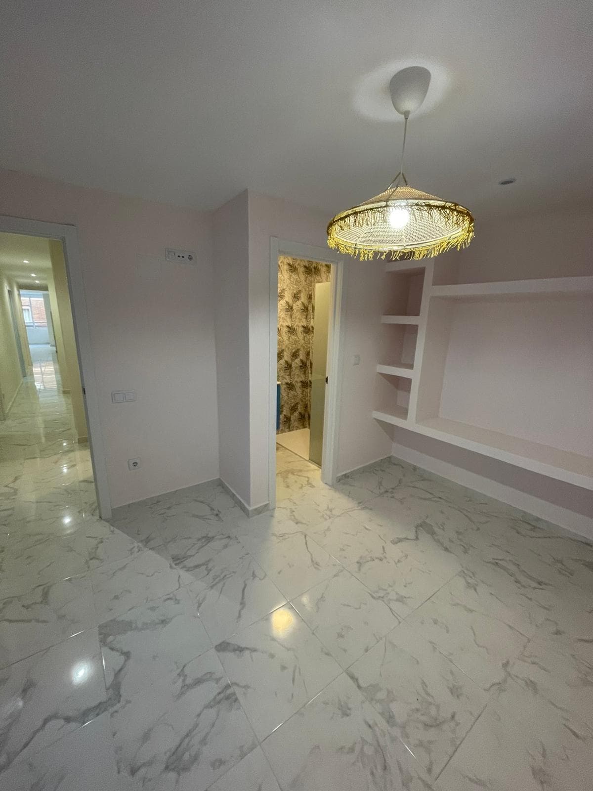 Torrevieja City Center – Just 500m from the Port!. Spacious 105m2 apartment for sale on the first floor with elevator, perfect for living or investing near the sea.. 3 bedrooms (master with ensuite bathroom).. 2 full bathrooms + 1 guest toilet.. Separate kitchen with utility room, air conditioning, and an excellent location.. Everything within easy reach! The seafront promenade, shops, and leisure activities are just a 5-minute walk away.