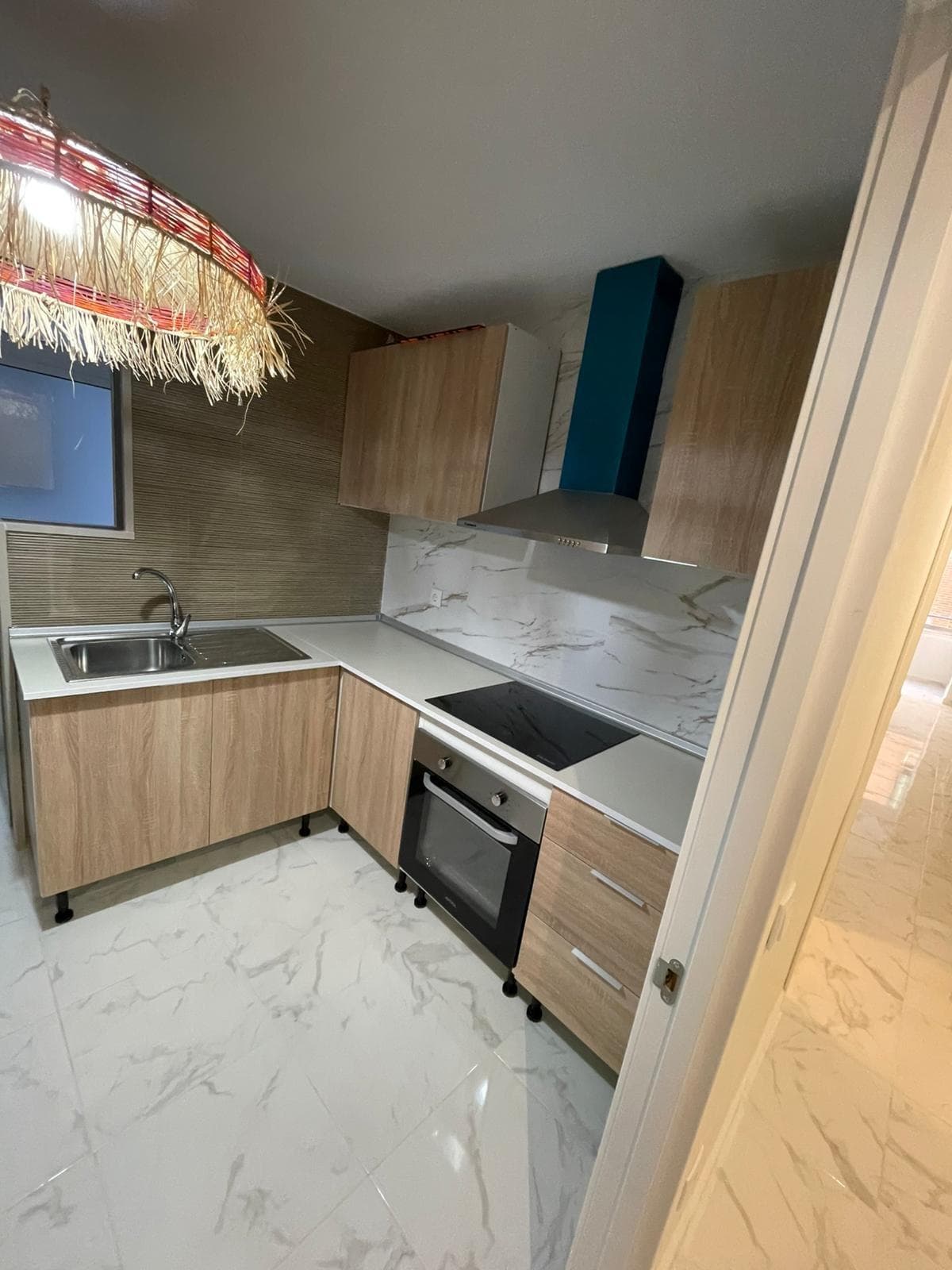 Torrevieja City Center – Just 500m from the Port!. Spacious 105m2 apartment for sale on the first floor with elevator, perfect for living or investing near the sea.. 3 bedrooms (master with ensuite bathroom).. 2 full bathrooms + 1 guest toilet.. Separate kitchen with utility room, air conditioning, and an excellent location.. Everything within easy reach! The seafront promenade, shops, and leisure activities are just a 5-minute walk away.