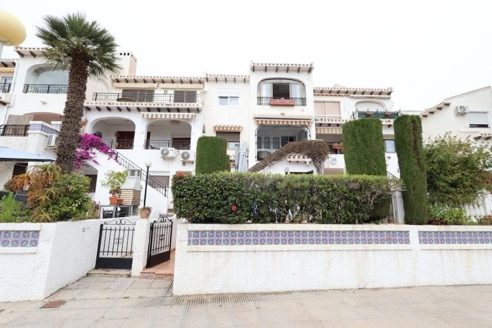 Beautifully refurbished south-facing duplex townhouse located on a residential cul-de-sac in Cabo Roig, within walking distance of the sea.. . This spacious property has a floor area of approximately 100 m2 and a private garden of approximately 50 m2 with a barbecue and oven, ideal for enjoying the outdoors all year round. It is part of a gated community with parking spaces and landscaped areas.. . One of its most interesting features is its layout on two floors with separate entrances and spaces that allow them to be used independently. By adding a kitchen on the upper floor, it could easily be converted into two separate homes, making it a very attractive investment option: rent out one part and use the other for living or holidays. . . It has a total of 4 bedrooms and 3 bathrooms. Layout:. . Ground floor: kitchen open to a spacious living-dining room with built-in cupboard and storage room, 1 bedroom and 1 full bathroom with shower.. . Upper floor: glazed terrace with glass curtains and unobstructed views, living-dining room with fireplace and air conditioning, 3 double bedrooms with fitted wardrobes and 2 full bathrooms with shower.. . Although the community does not have a swimming pool, there is a swimming pool a few metres away which can be accessed by subscription.. . A versatile, bright, spacious and well-located property, ideal as an investment, a permanent residence or to enjoy your holidays by the sea.