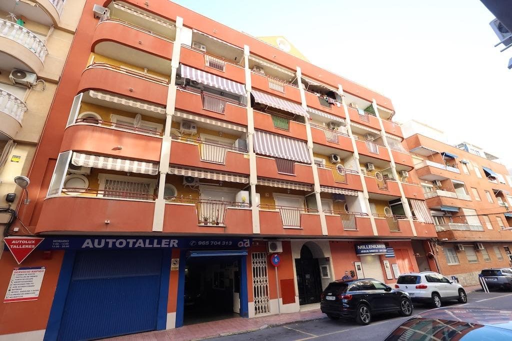 Torrevieja, Calle Bergantin very close between Los Locos beach and Playa del Cura, fourth floor apartment (with elevator) and South facing, 42 m2 apartment with 1 bedroom, bathroom, kitchen and living room with access to its very sunny terrace, the apartment is sold with furniture and air conditioning, it has an underground garage.