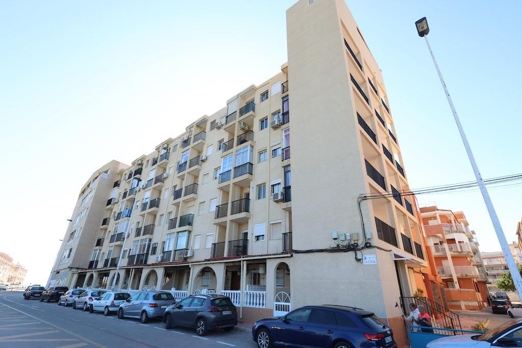 La Mata, Sonora Building. First-floor apartment with elevator. 34 m2 with 1 bedroom, bathroom, open-plan kitchen/living room, and terrace. Sold furnished, just 300 m from the beach.