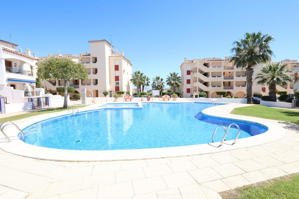 Playa Flamenca Residencial Jumilla III, ground floor apartment of 95 m2 built It has 2 bedrooms (1 en suite), 2 bathrooms, large living room with open kitchen, and terrace accessed from the living room as from the main room The house is sold furnished And with air conditioning, the residential has large green areas, community parking and a beautiful communal pool.