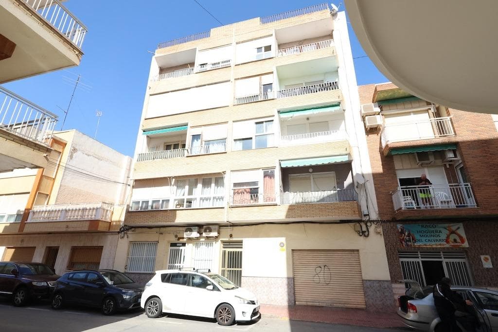 Second-floor apartment (with elevator) on Calle Azorin, Torrevieja. This 105 m2 south-facing home features 3 bedrooms, 1 bathroom, a large independent kitchen, a spacious living-dining room, and 2 terraces. Sold furnished and centrally located.