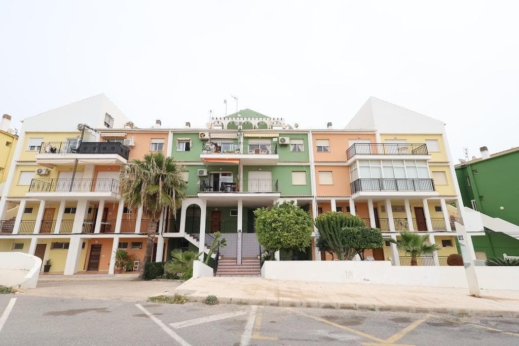 Eliseos Playa, Apartamento en planta 1ª (con ascensor) elegante apartamento con vistas al mar. Cuenta con un dormitorio con armarios empotrados y cama con colchón y ropa de alta gama.Dispone de todas las comodidades: aire acondicionado, televisión por satélite, mobiliario de calidad y electrodomésticos (placa de inducción, frigorífico grande, congelador y lavadora).Superficie de 40 m2, con una pequeña terraza en la entrada.