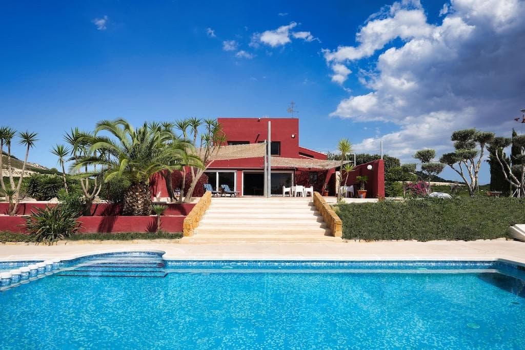 Opportunity to live in a unique place and with the possibility of having your own business. In front of the La Pedrera reservoir, we offer you an impressive independent Chalet on a plot of 13,700 meters and with a house of 320 meters with stunning views of the reservoir. This impressive house is distributed on two floors with two living rooms with fireplace, one of them very large of 85 m2, kitchen with its island, 4 bedrooms, 3 bathrooms, 1 toilet, solarium and a large porch overlooking the orange trees, large terrace with barbecue and pool of 15 x 7 m, facing the lake. There is possibility to expand the house on the top floor. The interior design has been made by Philip Pelleter, internationally recognized that appears in the book Interior Design Review. The house is sold fully furnished with antique furniture doors of India ....