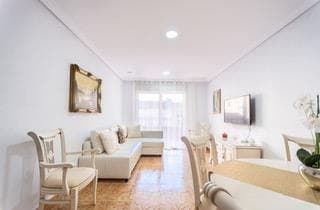 Se vende impresionante piso de más de 100 metros cuadrados, ubicado a solo 100 metros de la playa del Cura, junto a la Plaza de la Ermita del Sagrado Corazón. Este luminoso y amplio apartamento cuenta con las siguientes características: - **4 dormitorios dobles** ideales para toda la familia. - **Gran salón** perfecto para reuniones y momentos de relax. - **Cocina independiente** totalmente equipada. - **Gran terraza de 12 metros cuadrados** para disfrutar del aire libre. - Edificio del año 2006, moderno y bien conservado. - **Adaptado para minusválidos**, garantizando accesibilidad total. - Ubicado en una plaza animada con restaurantes y comercios cercanos. - **Posibilidad de adquirir garaje y trastero** en el mismo edificio. No pierdas la oportunidad de vivir en este enclave privilegiado de Torrevieja. Contacta con nosotros para más información y visita. ¡Te esperamos!