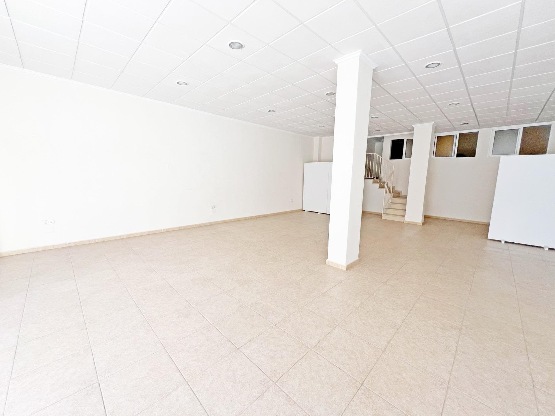 Commercial Premises for Sale: Excellent Opportunity in Bright Corner Attention entrepreneurs and businessmen! We present a unique opportunity to buy a very bright commercial premises, located in a privileged corner with great visibility. This space can be easily transformed into a dwelling and has the following outstanding features: - **it has a Smoke vent**: Ideal for restaurant business. - Four Large Windows**: Perfect for exposure and attracting the attention of passers-by. - Central Location**: Only 100 metres from the Mercadona Supermarket, in a very busy street. - **Versatility of Use**: Perfect for setting up a restaurant, café, building materials showroom with office, or any other business thanks to its excellent visibility and location. This local is a rare gem in the market, providing an excellent platform for any type of business you wish to undertake. Come and we will show it to you, we assure you that you will be impressed by its potential and charm. Don't miss this unique opportunity! Contact us for more details and to schedule a viewing.